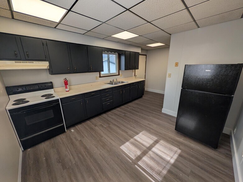 Building Photo - 209 W Oak St