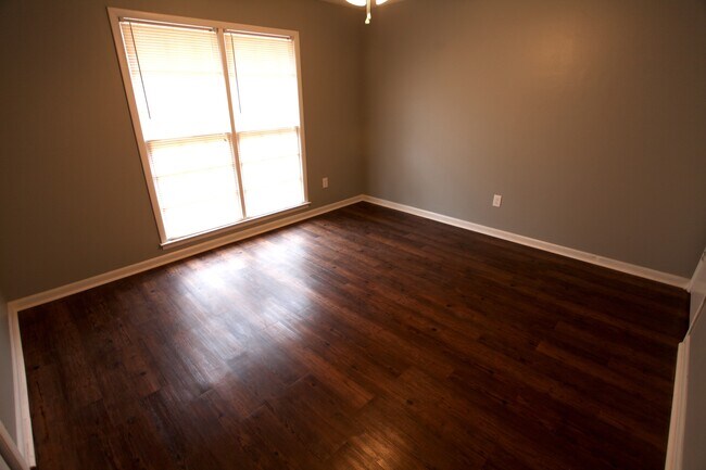 Building Photo - Newly remodeled 3bed/2bath house available...