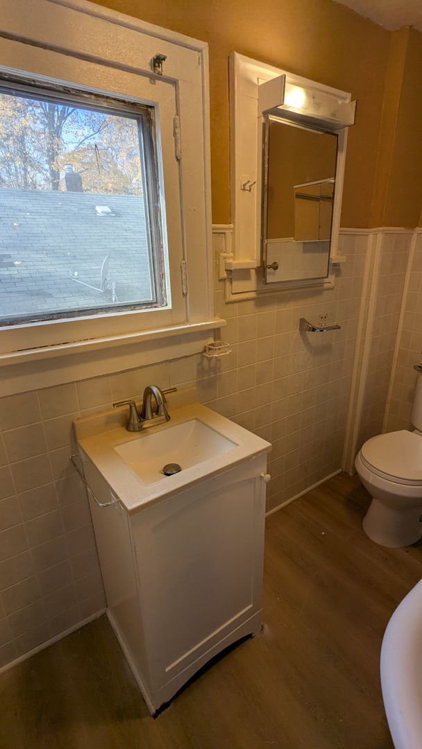 Building Photo - A charming 3-bedroom, 1.5-bathroom home located in the vibrant city of Akron