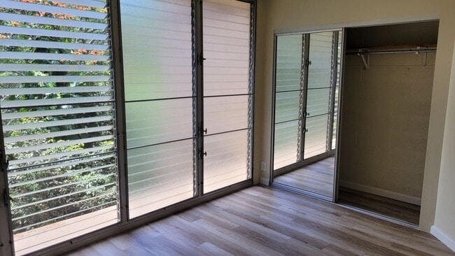 Building Photo - Newly Renovated 2bd, 1bath, 2 pkg 890sqft ...