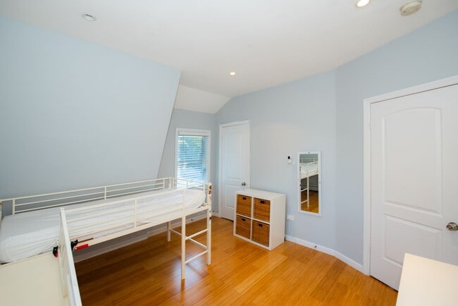 Building Photo - Beautiful 4BD Dutch Colonial Home in Harts...