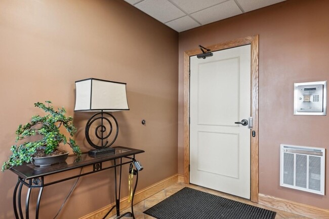 Building Photo - 1 BR/1 BA Crocus Hill Charmer!