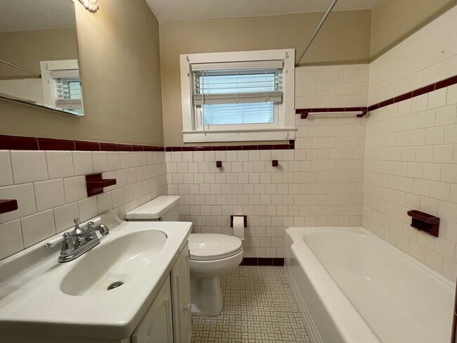 Building Photo - 1918 E Main St