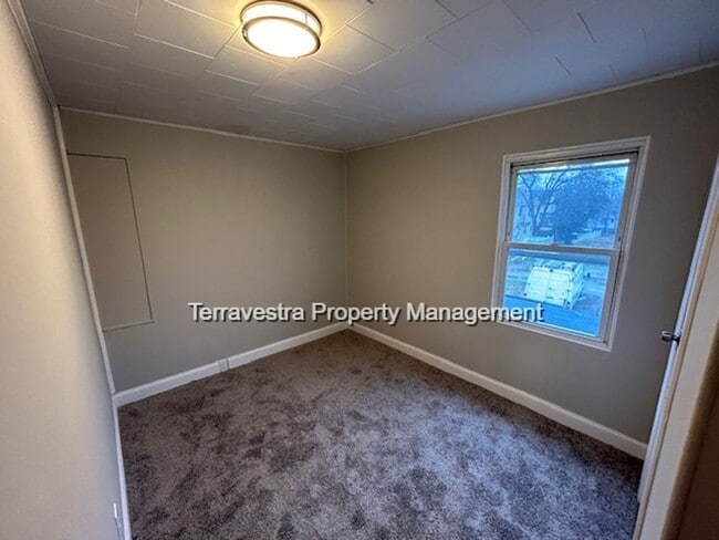 Building Photo - Lovely Renovated 3 Bed with parking! Eligible for $500 Security Deposit.