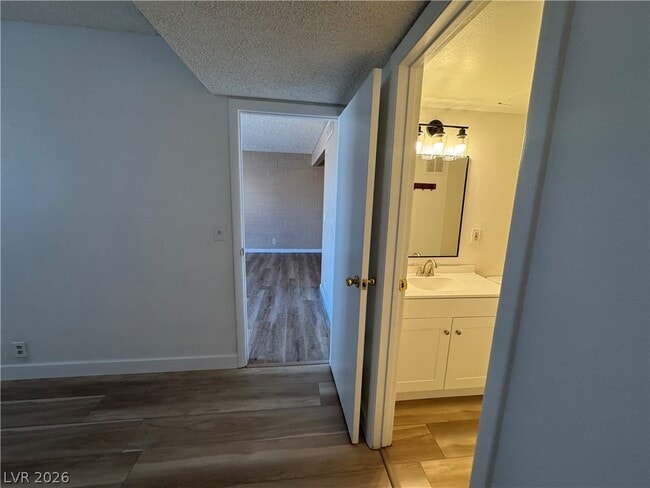 Building Photo - 615 S Royal Crest Cir