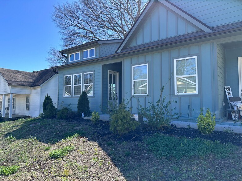 Building Photo - 136 McCowat St