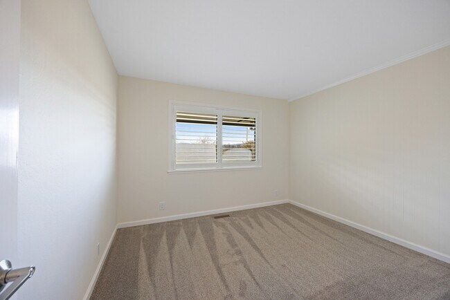 Building Photo - 9168 Eastside Rd