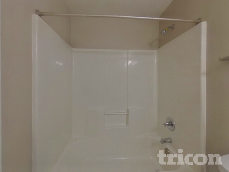 Building Photo - 2752 Huntcliff Dr