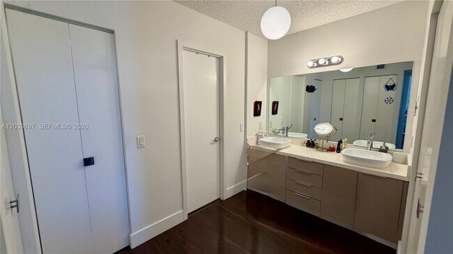 Building Photo - 3701 N Country Club Dr