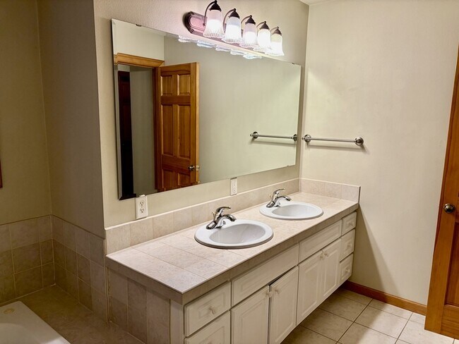 Building Photo - 2285 James Cir