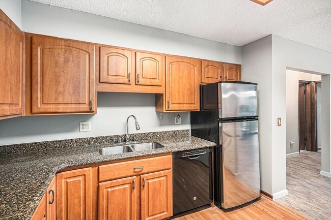Building Photo - 2 Bedroom 2 Bath Condo in Pier Point Villa...