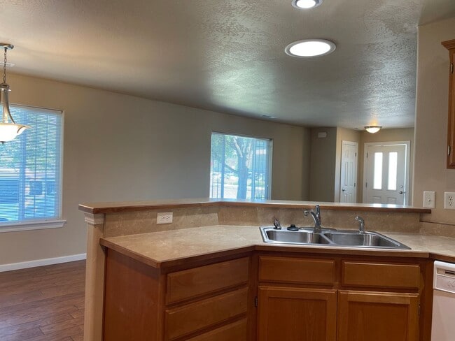 Building Photo - 55 Plus Community-1 Bedroom 1 Bath---Bonus Room/Office Space-Located in Friendly Central Point