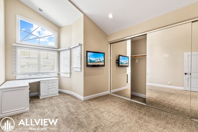 Building Photo - Rare 5 bed/3 bath home located in the high...