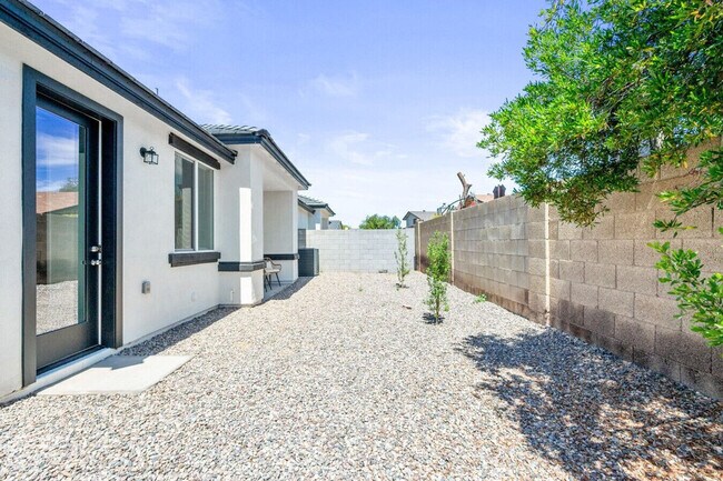 Building Photo - 6606 W Paradise Ln