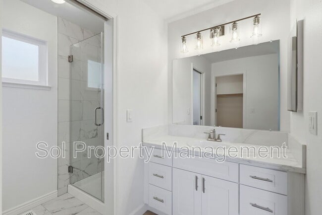 Building Photo - 905 Pellegrini St