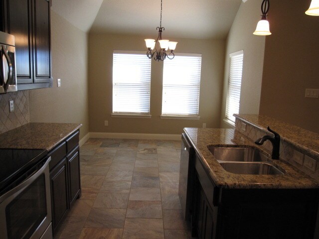 Building Photo - Beautiful 3/2/2 Home in Sandstone Villas
