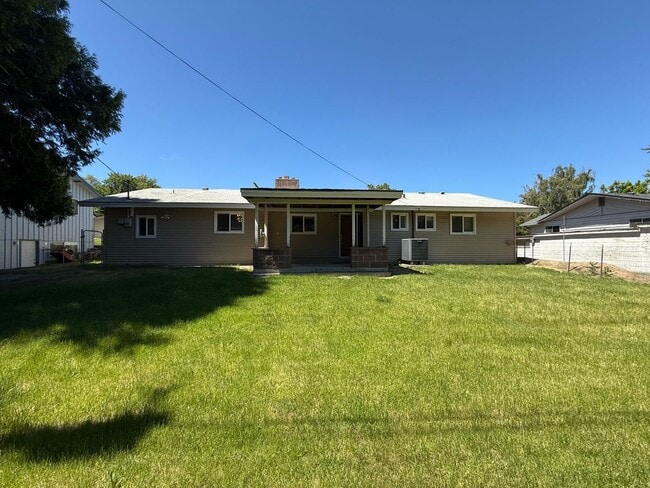 Building Photo - Three bedroom house