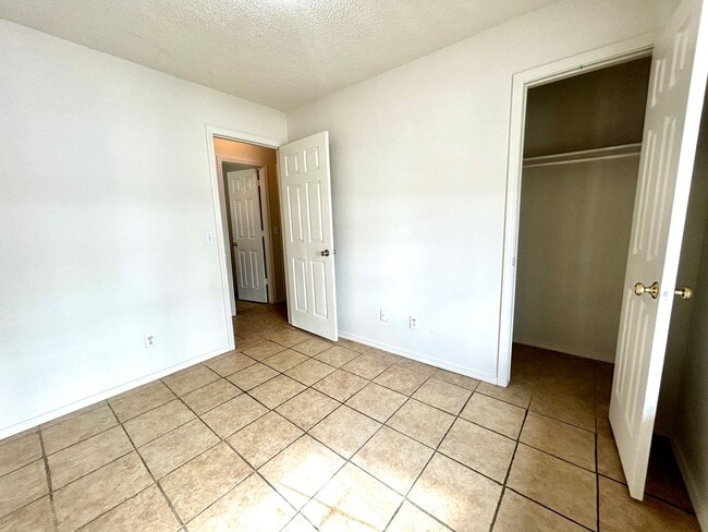 Building Photo - Elkins! 3 bed 2 bath with a huge fenced back yard