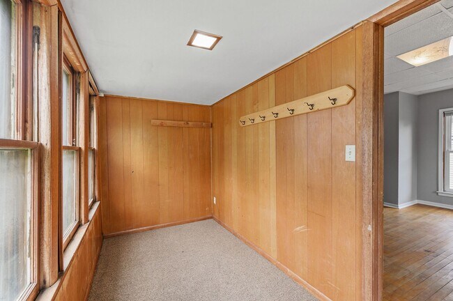 Building Photo - Cute 2BR 1 Bath Apartment Available 8/15