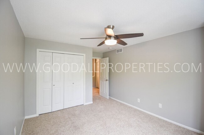 Building Photo - 2 Bedroom 1.5 Bath Townhome In West Des Moines