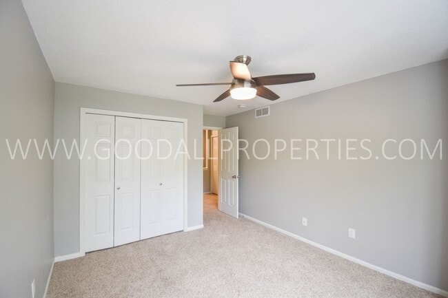 Building Photo - 2 Bedroom 2 Bath Townhome In West Des Moines
