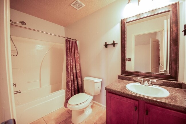 Building Photo - Beautiful home available today!