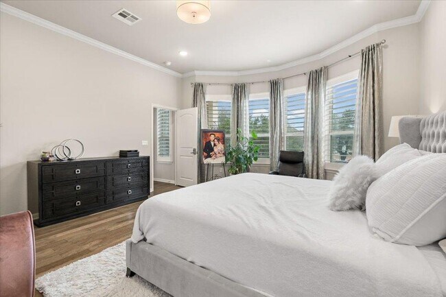 Building Photo - 11901 Deering Pl