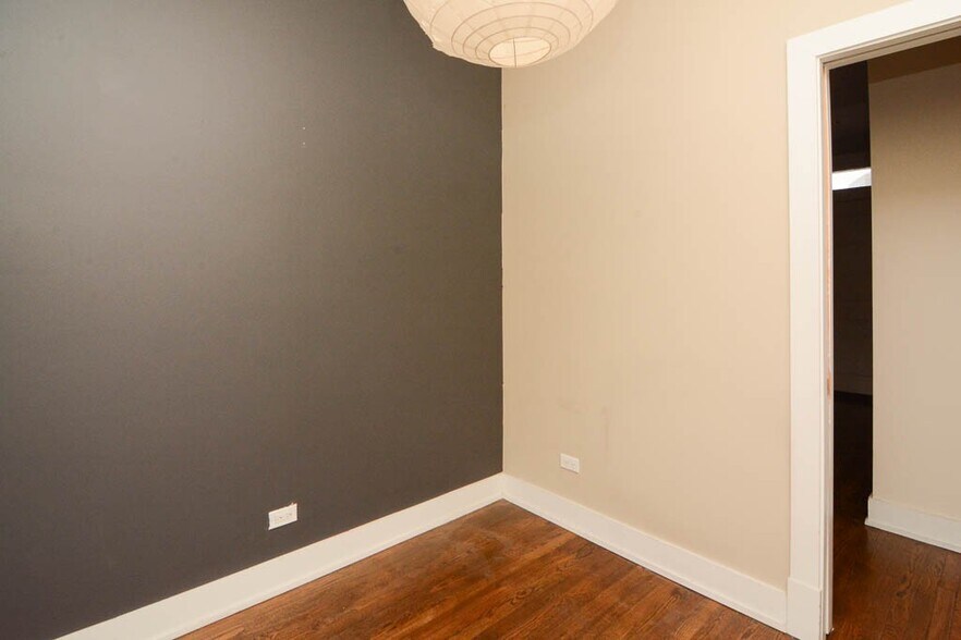 Building Photo - 726 W Addison St