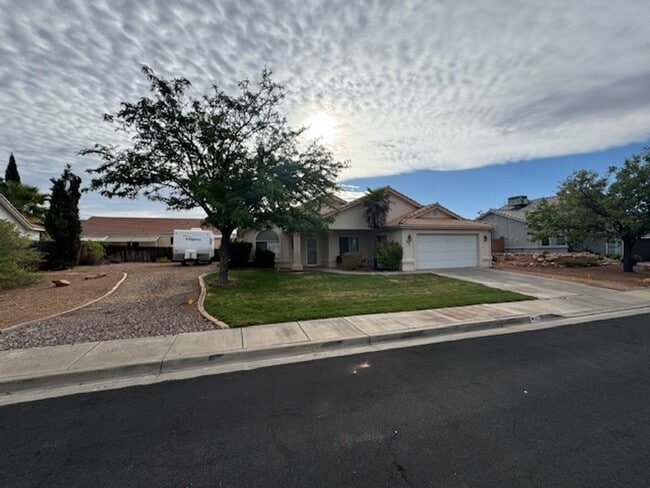 Building Photo - 3 Bed/ 2 Bath HOME