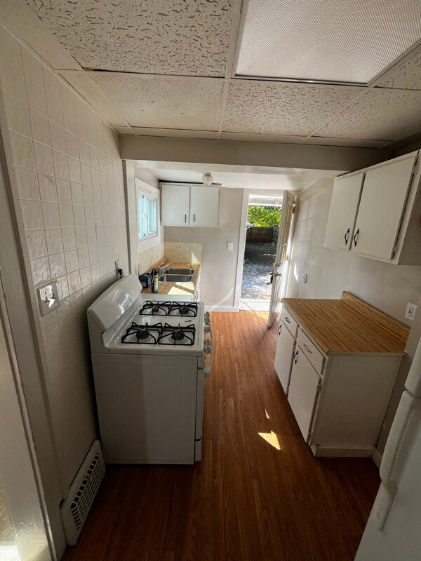 Building Photo - 590 Thayer St