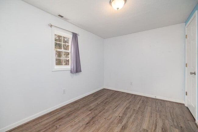 Building Photo - Updated 2-Bedroom Home Walking Distance to Longwood University!