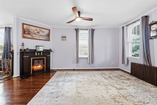 Building Photo - Live Steps from the Heart of Olde Towne