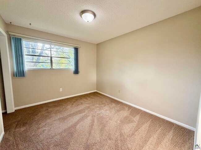 Building Photo - 533 Lake Joy Rd
