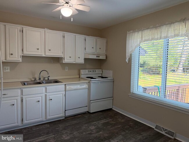 Building Photo - 5404 Doral Dr