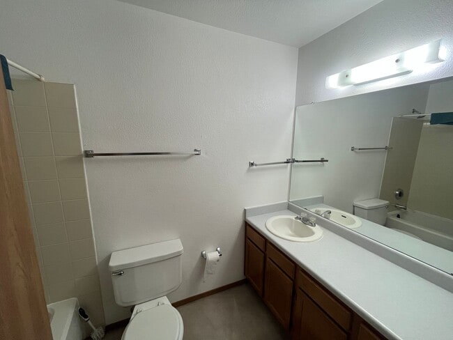Building Photo - Beautiful 3 bed 2 1/2 bath with 2 car garage! (NEW PICTURES TO COME!!)