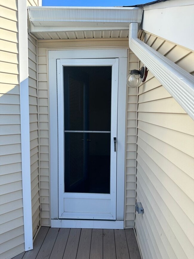 Building Photo - renovated 2-story Crestwood Condo! Situated in this great community is this wonderful 2-bedroom 1...