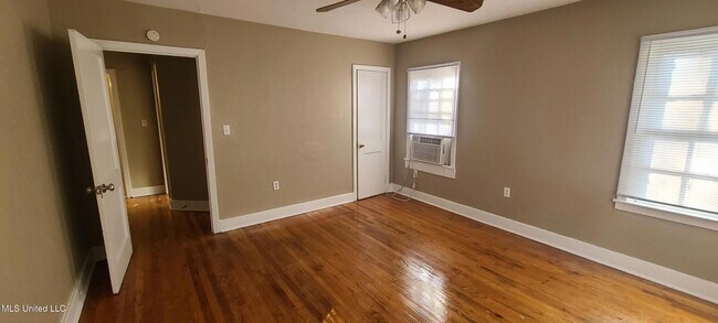 Building Photo - 327 Decelle St