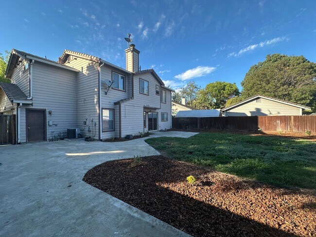 Building Photo - Spacious 4 Bedroom Corner Lot in Brentwood!