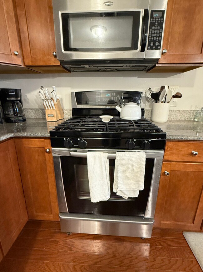 Building Photo - 300 W Elm St