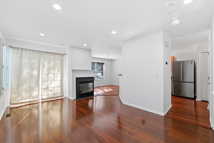 Building Photo - 402 Dalton Ct