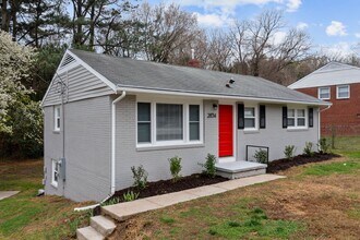 Building Photo - Comfort, Convenience & Value - Charming, Renovated Home!! ADMIN FEES WAIVED *Limited Time Only*