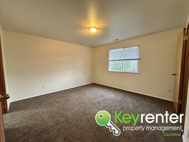 Building Photo - Spacious Northeast Tacoma 3 Bedroom 2.5 Bathroom Home for Rent in Secluded Neighborhood!