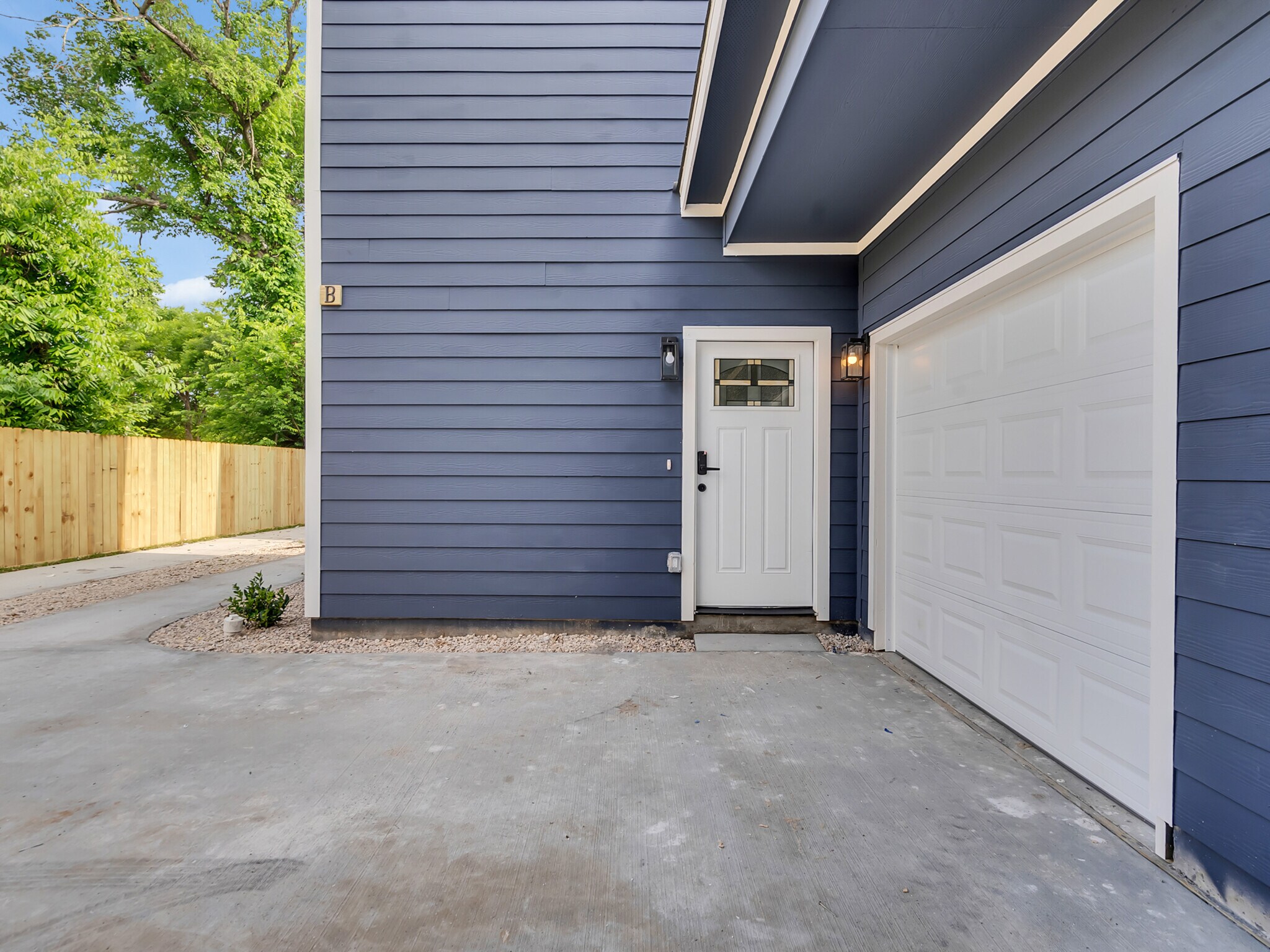 Building Photo - 8104 Crestview Dr