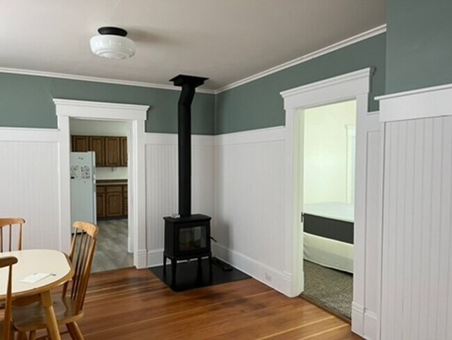 Building Photo - 3 Bed 1 Bath Single Family Home Close to H...