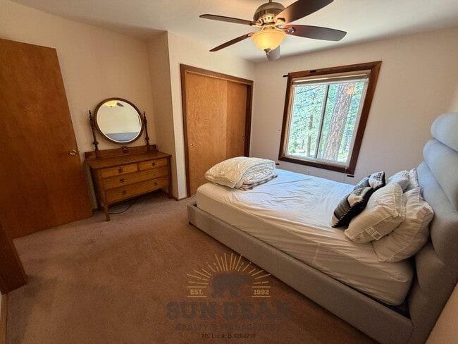 Building Photo - 2 Bedroom Duplex in Tyrolia! Summer pool!