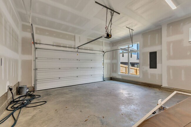 Building Photo - 5917 Robertson Ave