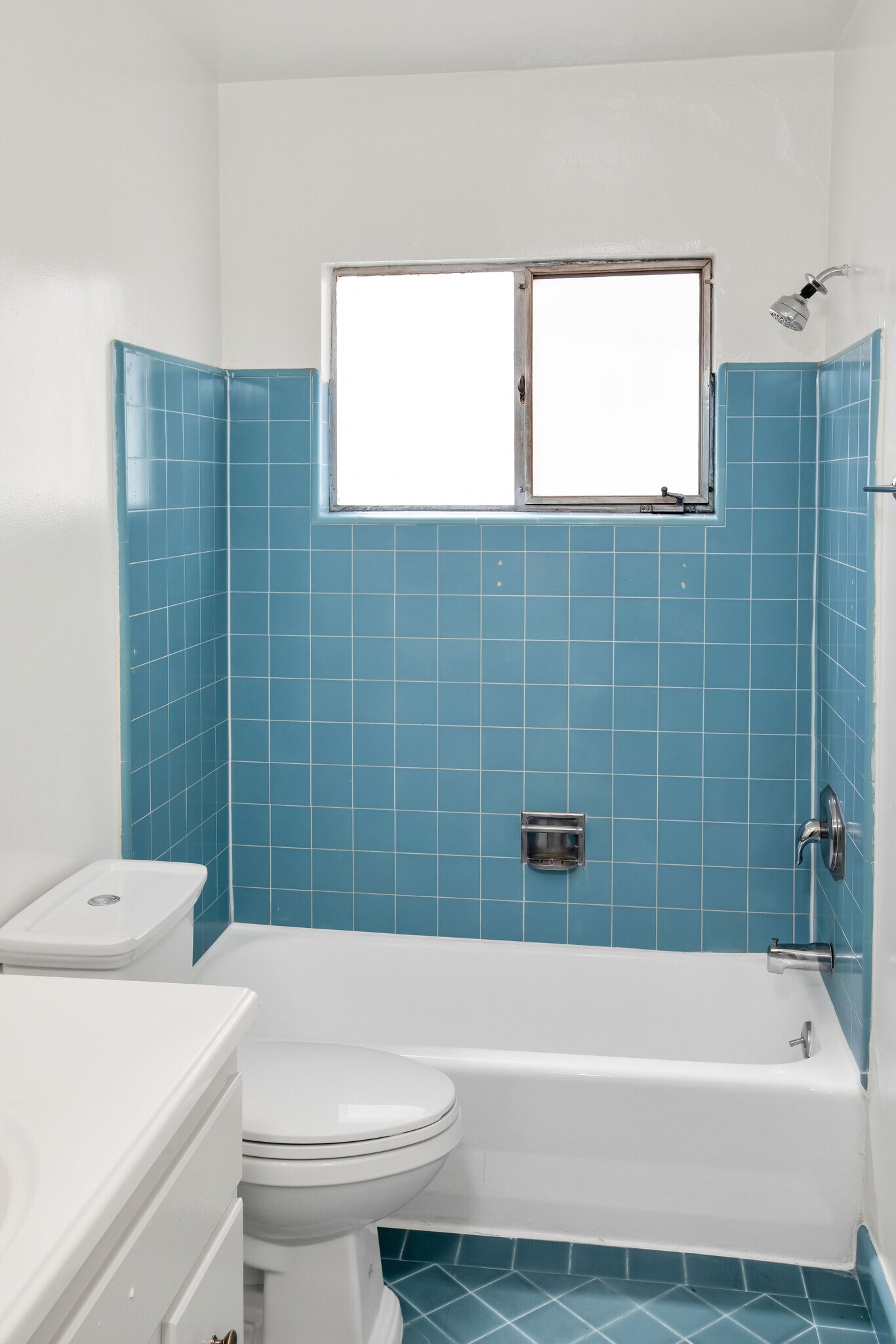 Building Photo - 7566 Romaine St