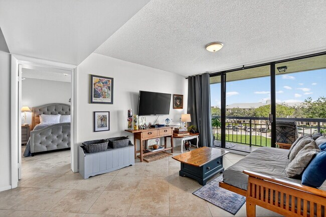 Building Photo - 6205 Balboa Cir