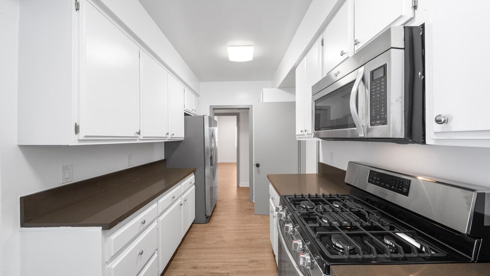 Building Photo - 9920 Robbins Dr