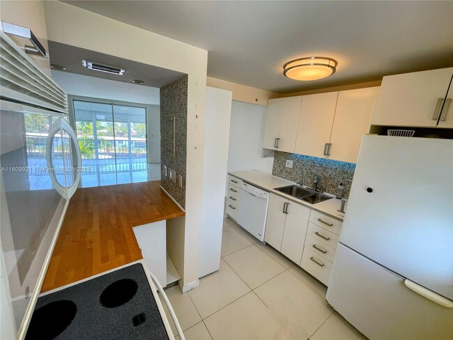 Building Photo - 2859 Leonard Dr